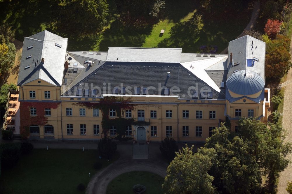 Kremmen aus der Vogelperspektive: Gebäude und Schlosspark des Schloß Ziethen in Kremmen im Bundesland Brandenburg