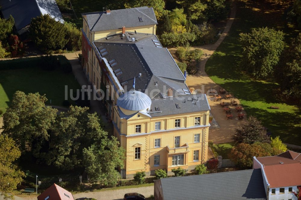 Luftaufnahme Kremmen - Gebäude und Schlosspark des Schloß Ziethen in Kremmen im Bundesland Brandenburg