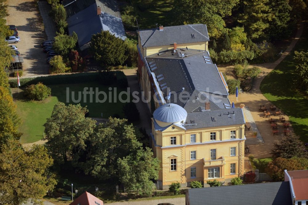 Kremmen von oben - Gebäude und Schlosspark des Schloß Ziethen in Kremmen im Bundesland Brandenburg