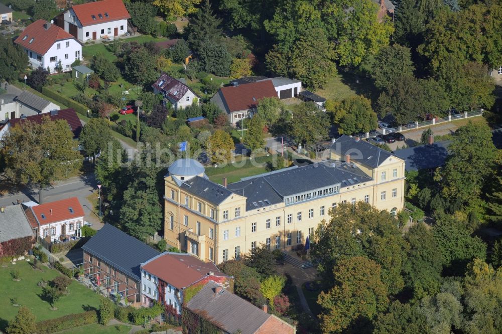 Luftbild Kremmen - Gebäude und Schlosspark des Schloß Ziethen in Kremmen im Bundesland Brandenburg