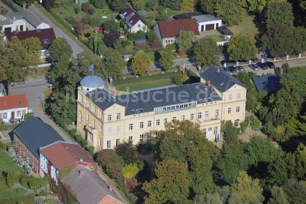 Luftaufnahme Kremmen - Gebäude und Schlosspark des Schloß Ziethen in Kremmen im Bundesland Brandenburg