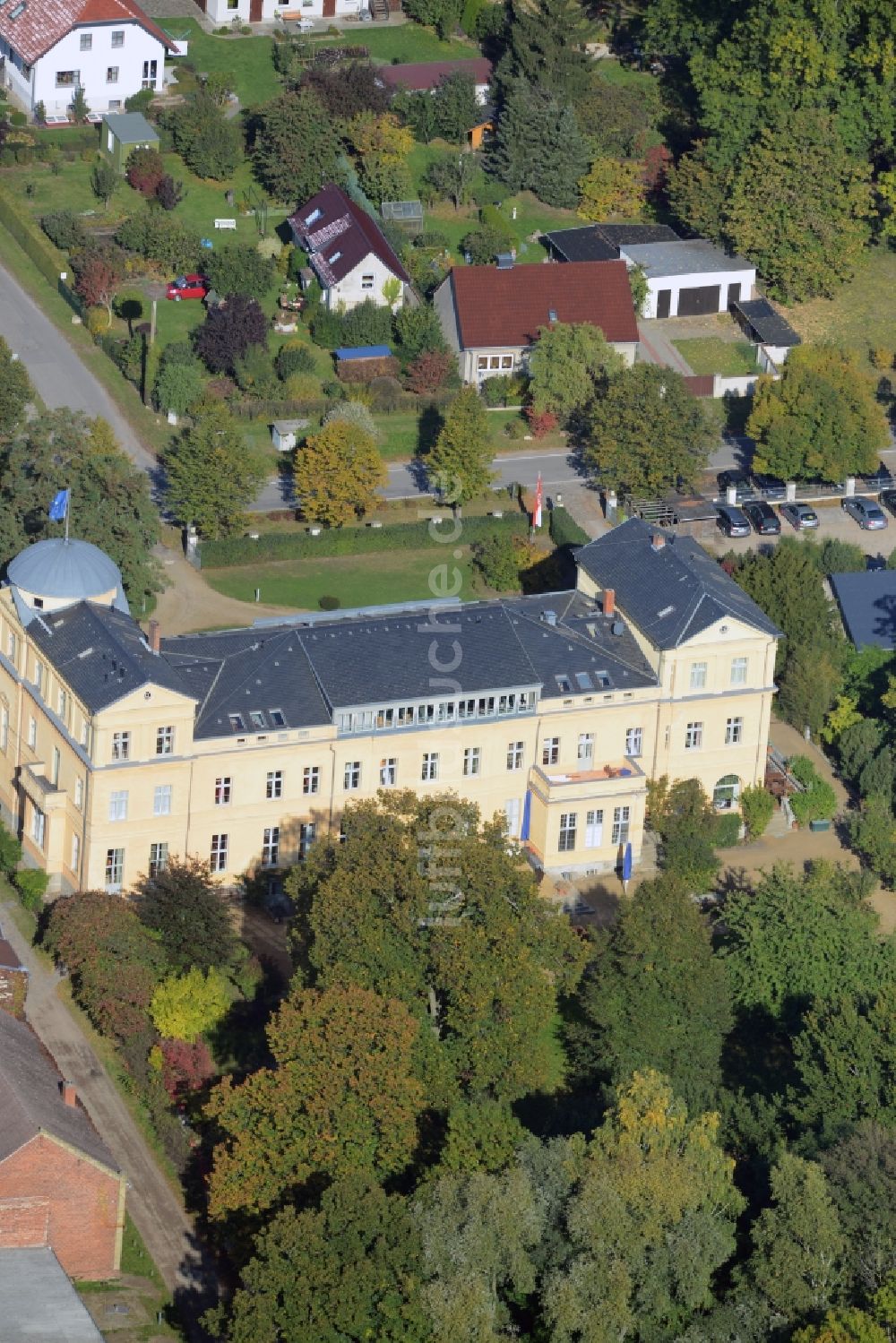 Kremmen von oben - Gebäude und Schlosspark des Schloß Ziethen in Kremmen im Bundesland Brandenburg