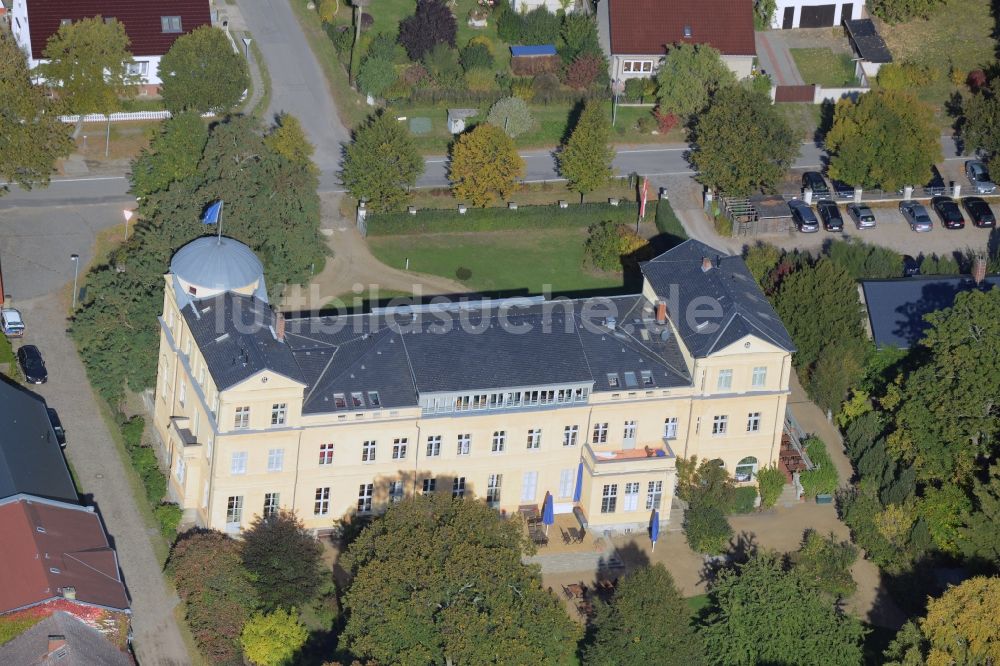 Kremmen aus der Vogelperspektive: Gebäude und Schlosspark des Schloß Ziethen in Kremmen im Bundesland Brandenburg