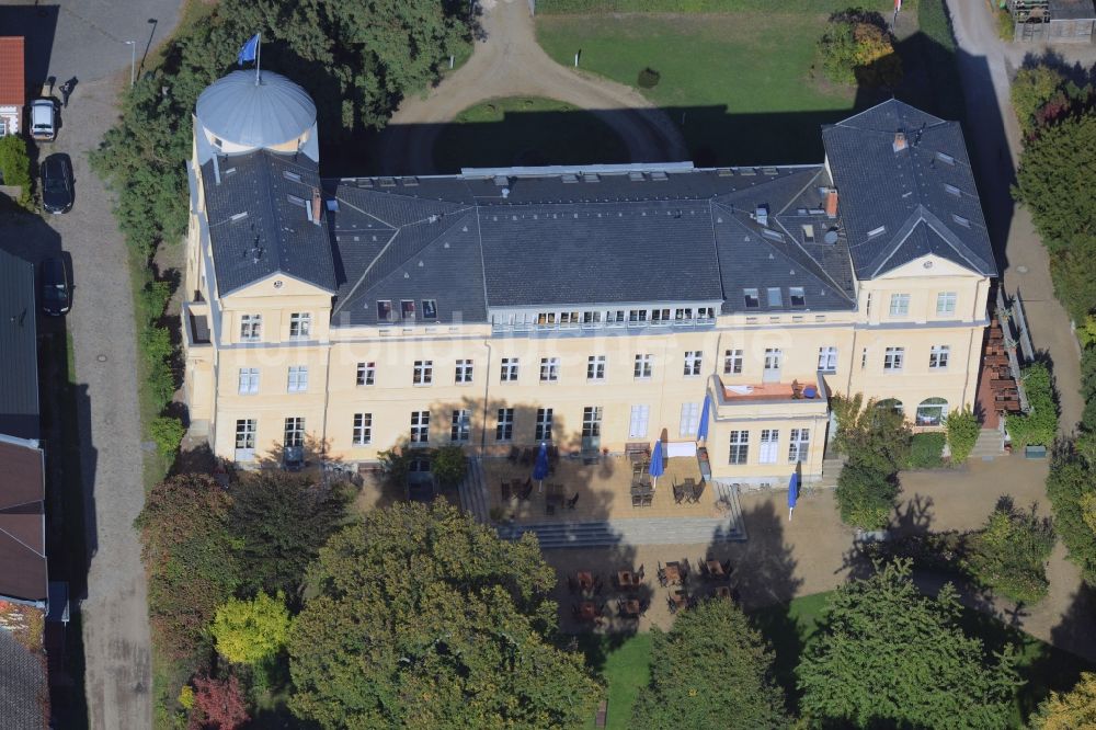 Luftaufnahme Kremmen - Gebäude und Schlosspark des Schloß Ziethen in Kremmen im Bundesland Brandenburg