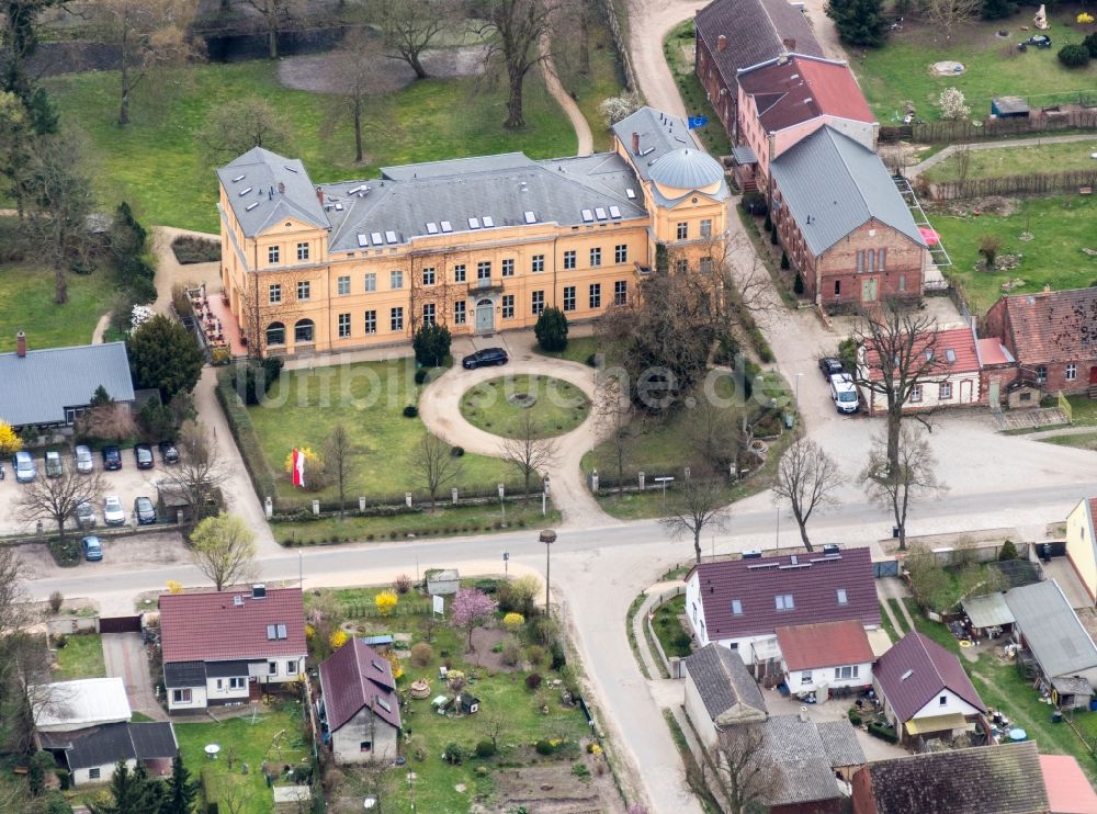 Luftaufnahme Kremmen - Gebäude und Schlosspark des Schloß Ziethen in Kremmen im Bundesland Brandenburg