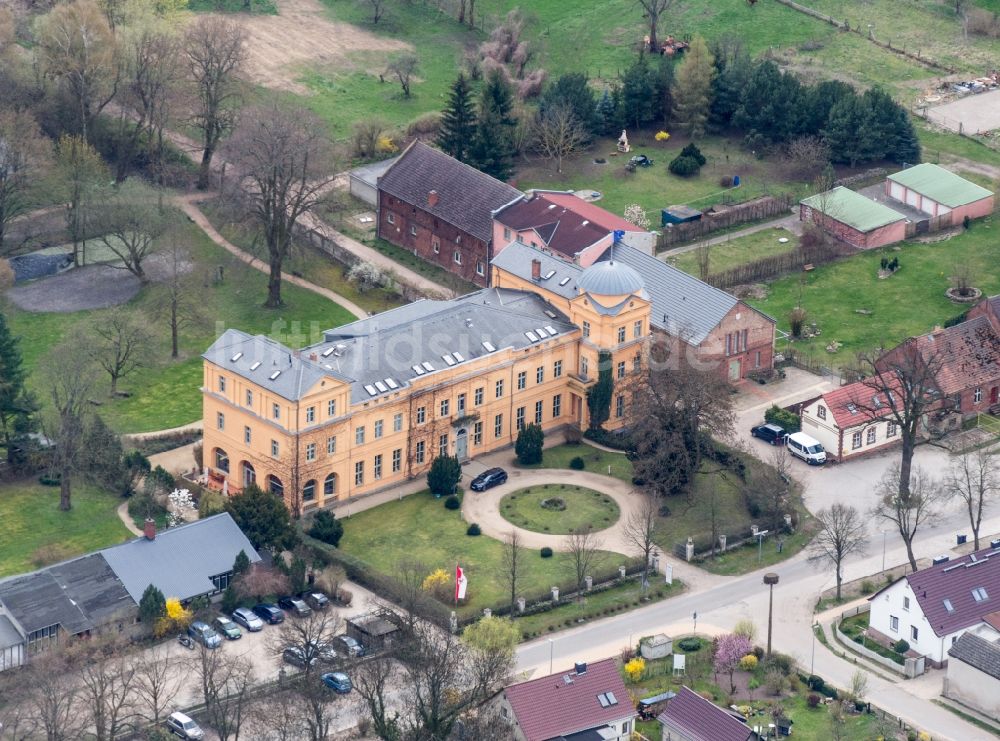 Kremmen von oben - Gebäude und Schlosspark des Schloß Ziethen in Kremmen im Bundesland Brandenburg