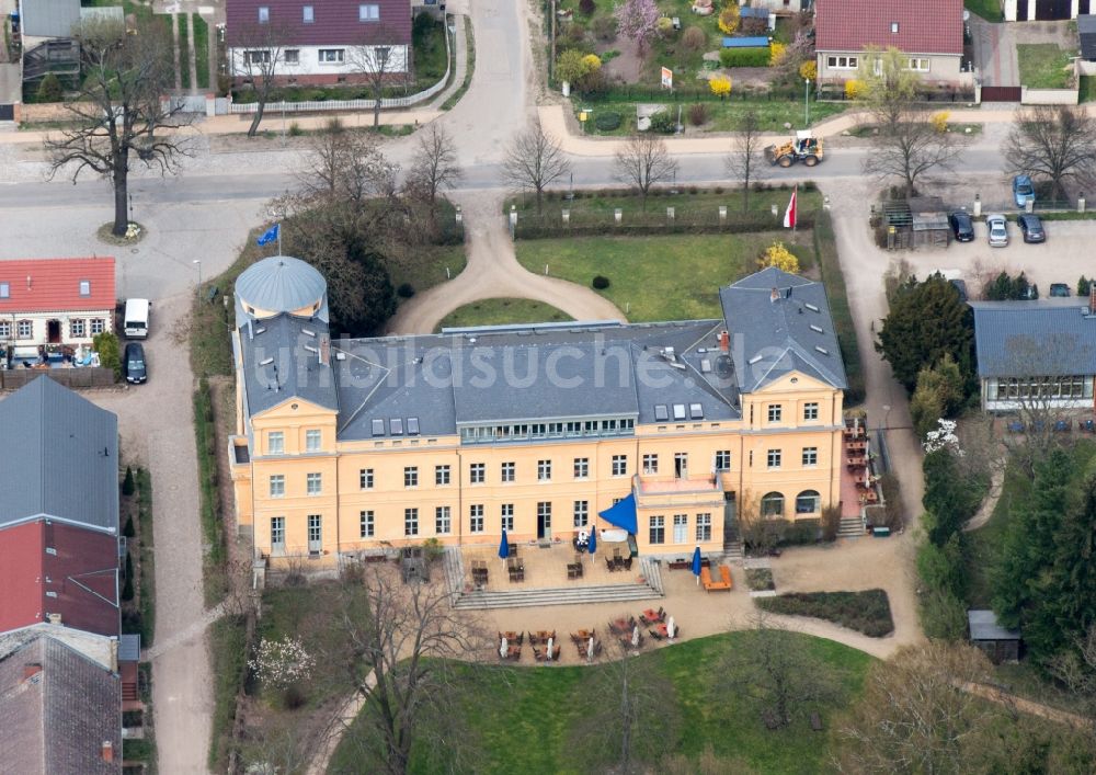 Kremmen aus der Vogelperspektive: Gebäude und Schlosspark des Schloß Ziethen in Kremmen im Bundesland Brandenburg