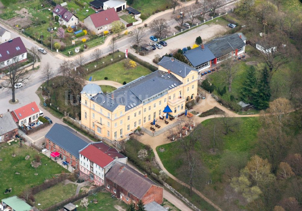 Luftbild Kremmen - Gebäude und Schlosspark des Schloß Ziethen in Kremmen im Bundesland Brandenburg