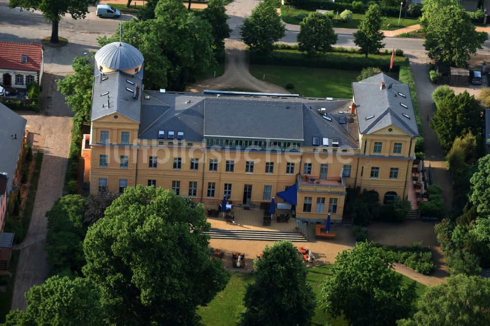 Luftbild Kremmen - Gebäude und Schlosspark des Schloß Ziethen in Kremmen im Bundesland Brandenburg