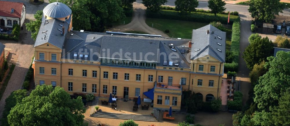 Kremmen von oben - Gebäude und Schlosspark des Schloß Ziethen in Kremmen im Bundesland Brandenburg