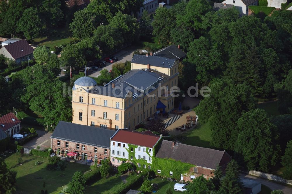 Kremmen aus der Vogelperspektive: Gebäude und Schlosspark des Schloß Ziethen in Kremmen im Bundesland Brandenburg