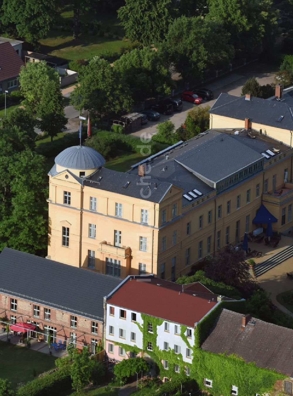 Luftbild Kremmen - Gebäude und Schlosspark des Schloß Ziethen in Kremmen im Bundesland Brandenburg