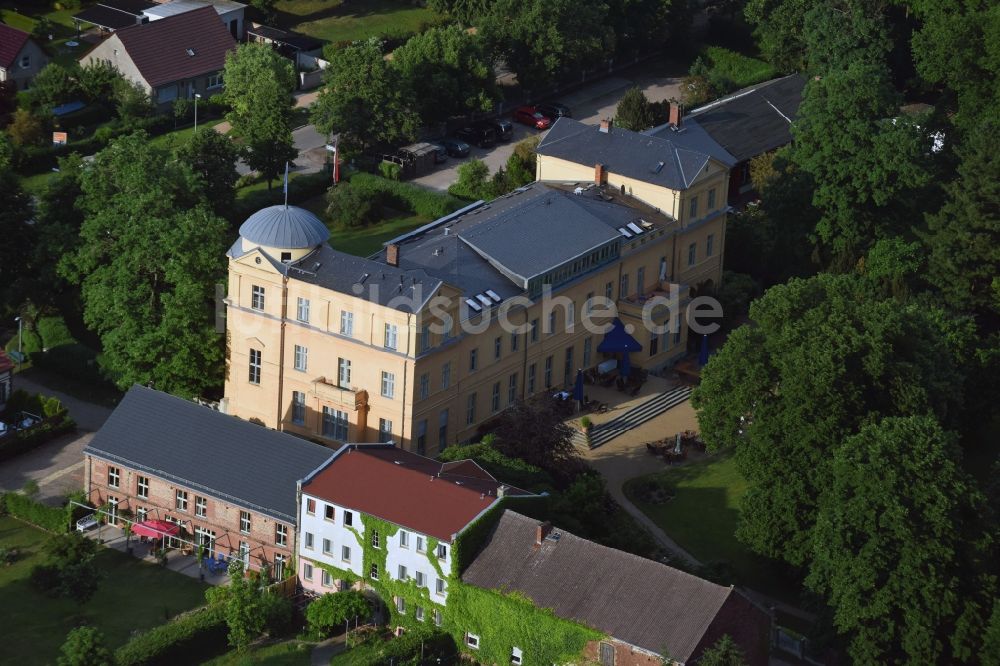 Luftaufnahme Kremmen - Gebäude und Schlosspark des Schloß Ziethen in Kremmen im Bundesland Brandenburg