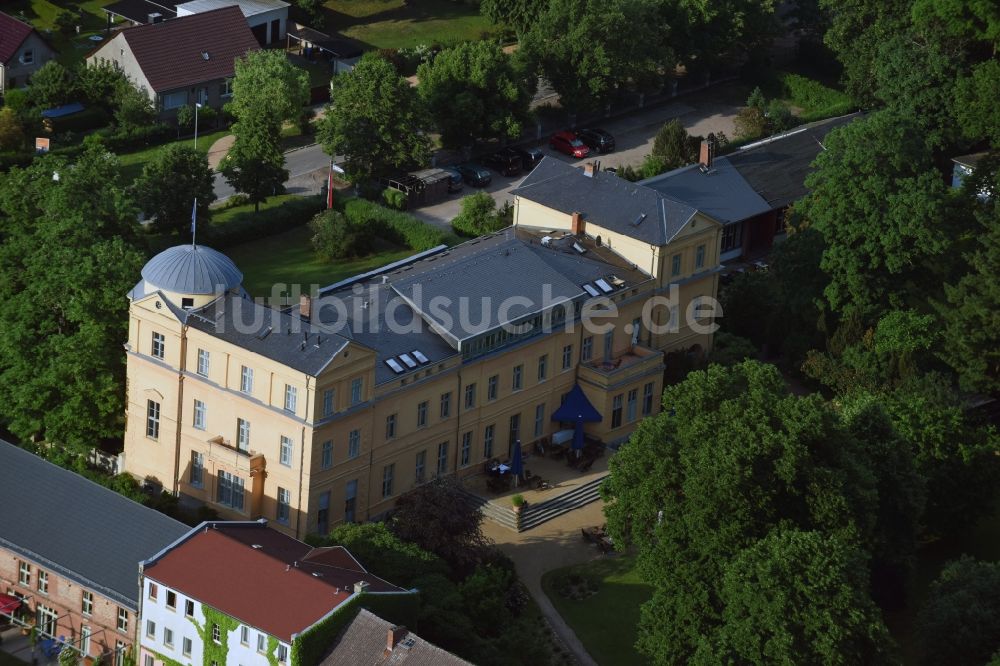 Kremmen von oben - Gebäude und Schlosspark des Schloß Ziethen in Kremmen im Bundesland Brandenburg