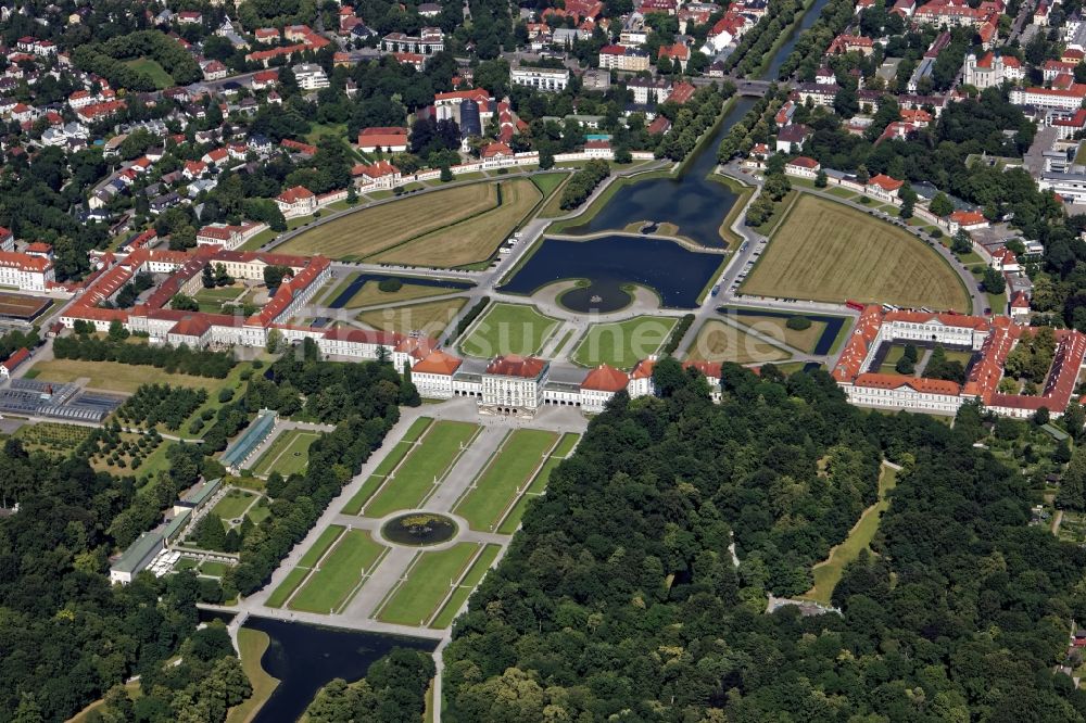 München aus der Vogelperspektive: Gebäude und Schlosspark mit Schlossrondell von Schloß Nymphenburg im Stadtteil Neuhausen-Nymphenburg in München im Bundesland Bayern