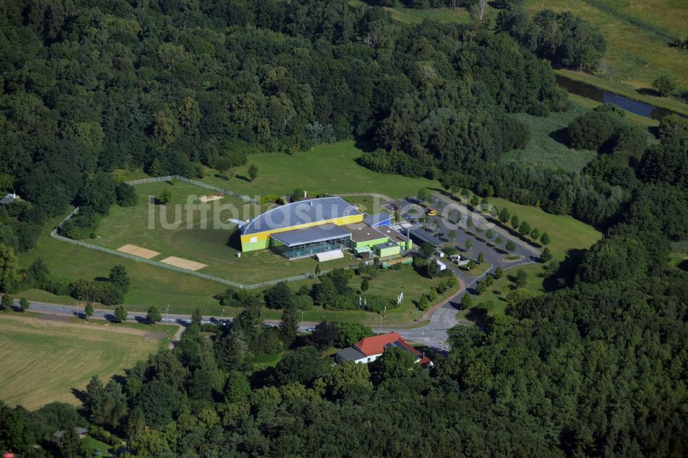 Luftbild Güstrow - Gebäude der Schwimmhalle - des Hallenbads in Güstrow im Bundesland Mecklenburg-Vorpommern