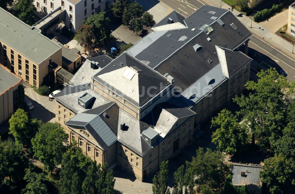 Meiningen von oben - Gebäude des Südthüringisches Staatstheater – Meininger Theater am Ufer des Sees im Englischen Garten in Meiningen im Bundesland Thüringen