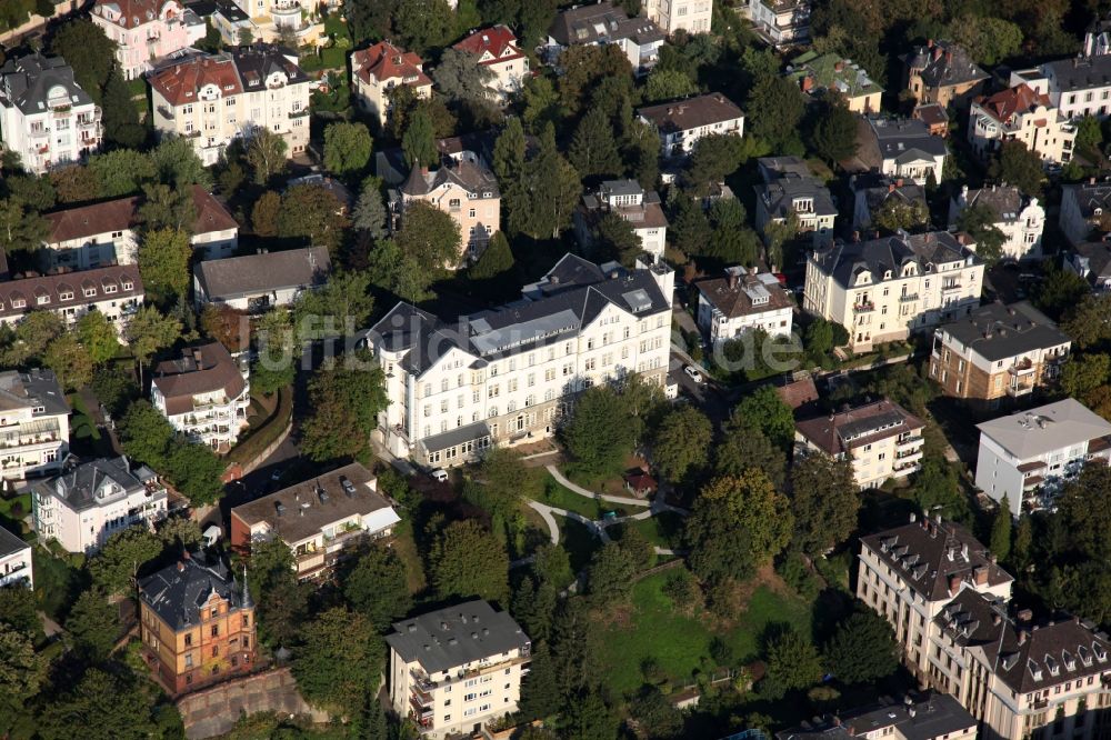 Wiesbaden von oben - Gebäude der Seniorenresidenz der Maternus Seniorenzentrum Kapellenstift GbmH in Wiesbaden im Bundesland Hessen