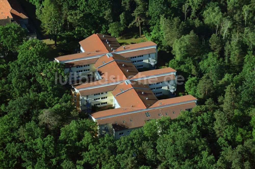 Berlin aus der Vogelperspektive: Gebäude des Seniorenzentrums Alpenland Pflegeheime Berlin GmbH an der Köpenicker Straße im Ortsteil Marzahn-Hellersdorf in Berlin, Deutschland