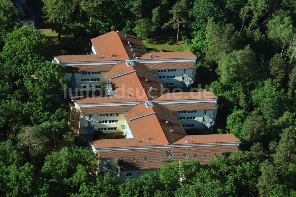 Luftbild Berlin - Gebäude des Seniorenzentrums Alpenland Pflegeheime Berlin GmbH an der Köpenicker Straße im Ortsteil Marzahn-Hellersdorf in Berlin, Deutschland