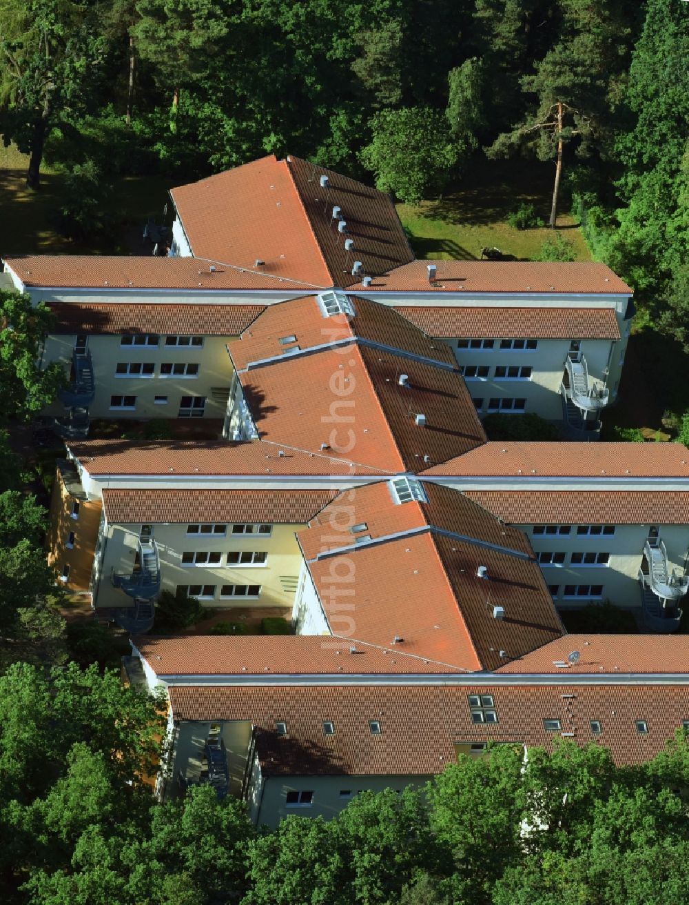 Luftaufnahme Berlin - Gebäude des Seniorenzentrums Alpenland Pflegeheime Berlin GmbH an der Köpenicker Straße im Ortsteil Marzahn-Hellersdorf in Berlin, Deutschland