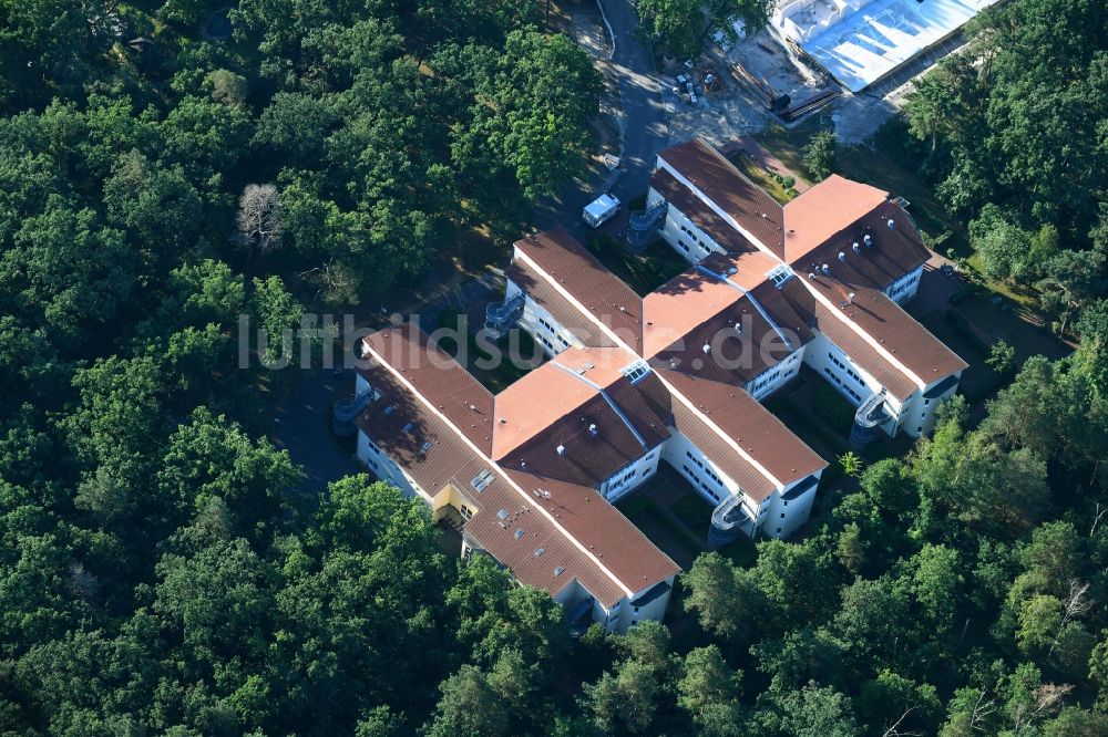 Luftaufnahme Berlin - Gebäude des Seniorenzentrums Alpenland Pflegeheime Berlin GmbH an der Köpenicker Straße im Ortsteil Marzahn-Hellersdorf in Berlin, Deutschland