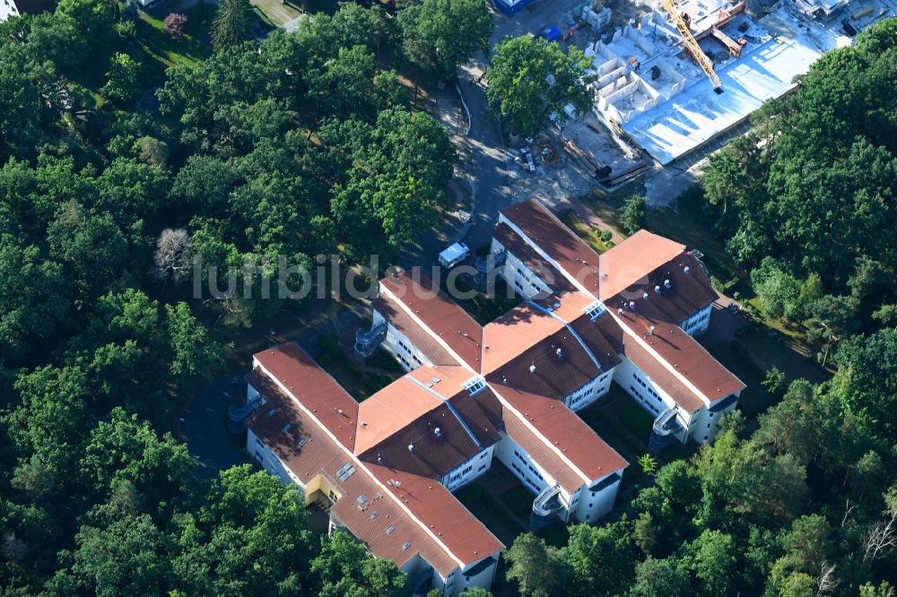 Berlin von oben - Gebäude des Seniorenzentrums Alpenland Pflegeheime Berlin GmbH an der Köpenicker Straße im Ortsteil Marzahn-Hellersdorf in Berlin, Deutschland