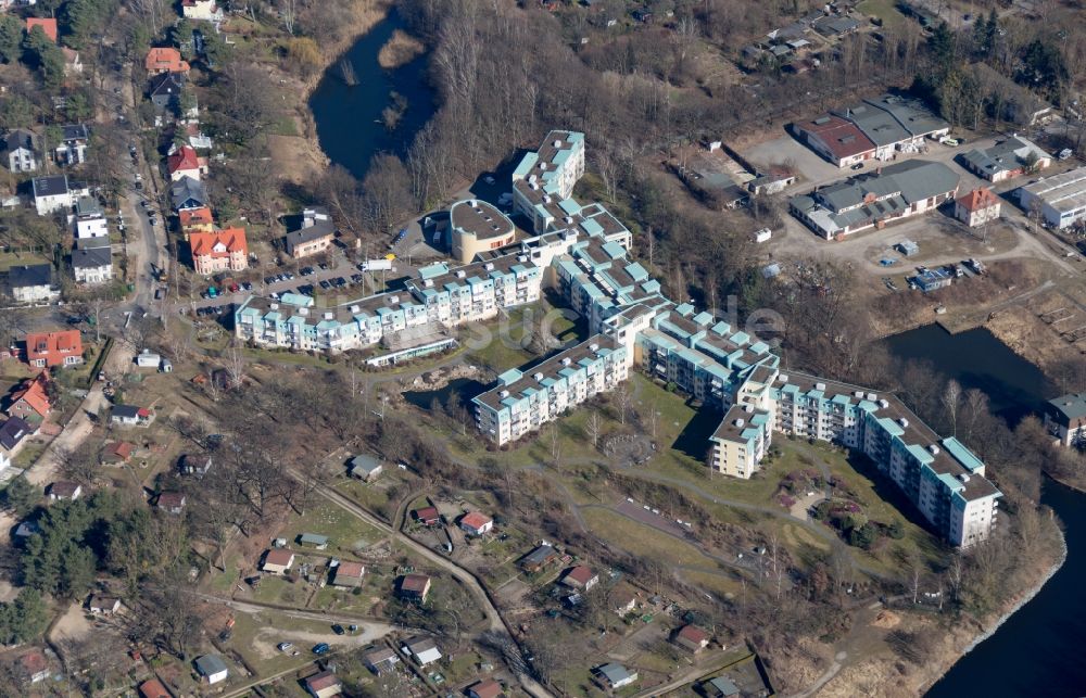 Kleinmachnow aus der Vogelperspektive: Gebäude des Seniorenzentrums Augustinum Kleinmachnow am Erlenweg in Kleinmachnow im Bundesland Brandenburg, Deutschland