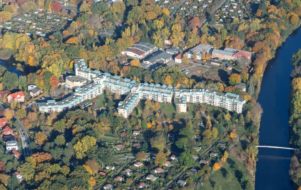 Luftaufnahme Kleinmachnow - Gebäude des Seniorenzentrums Augustinum Kleinmachnow am Erlenweg in Kleinmachnow im Bundesland Brandenburg, Deutschland