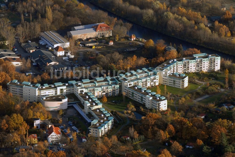 Kleinmachnow aus der Vogelperspektive: Gebäude des Seniorenzentrums Augustinum Kleinmachnow am Erlenweg in Kleinmachnow im Bundesland Brandenburg, Deutschland