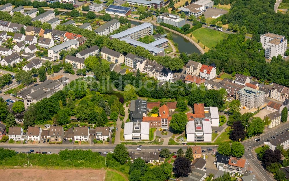 Bochum aus der Vogelperspektive: Gebäude des Seniorenzentrums Caritas-Seniorenheim St. Elisabeth v. Thüringen an der Berliner Straße im Ortsteil Wattenscheid in Bochum im Bundesland Nordrhein-Westfalen, Deutschland