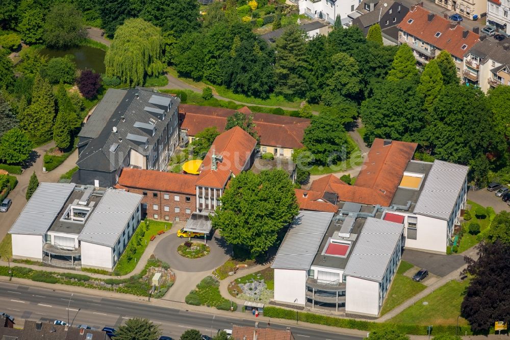 Luftbild Bochum - Gebäude des Seniorenzentrums Caritas-Seniorenheim St. Elisabeth v. Thüringen an der Berliner Straße im Ortsteil Wattenscheid in Bochum im Bundesland Nordrhein-Westfalen, Deutschland