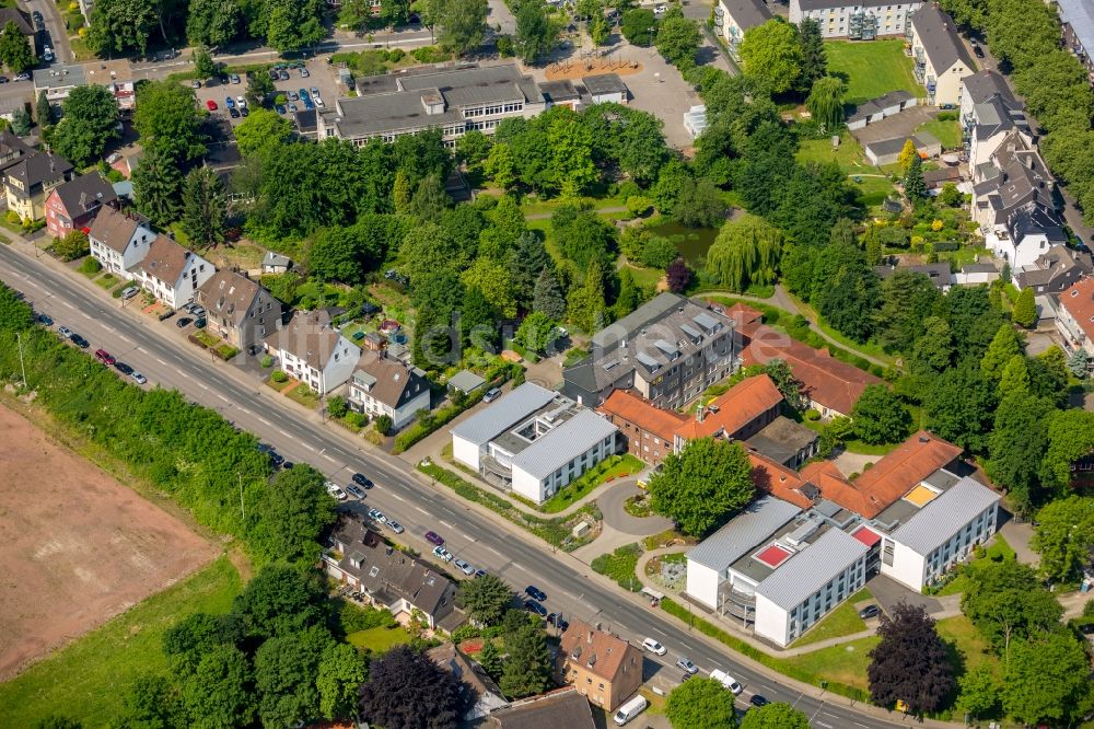 Bochum von oben - Gebäude des Seniorenzentrums Caritas-Seniorenheim St. Elisabeth v. Thüringen an der Berliner Straße im Ortsteil Wattenscheid in Bochum im Bundesland Nordrhein-Westfalen, Deutschland