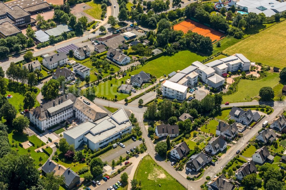 Luftaufnahme Schmallenberg - Gebäude des Seniorenzentrums Seniorencentrum St.Raphael an der Altenilper Straße in Schmallenberg im Bundesland Nordrhein-Westfalen, Deutschland