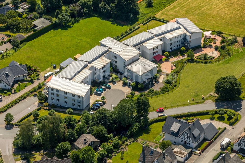 Schmallenberg von oben - Gebäude des Seniorenzentrums Seniorencentrum St.Raphael an der Altenilper Straße in Schmallenberg im Bundesland Nordrhein-Westfalen, Deutschland