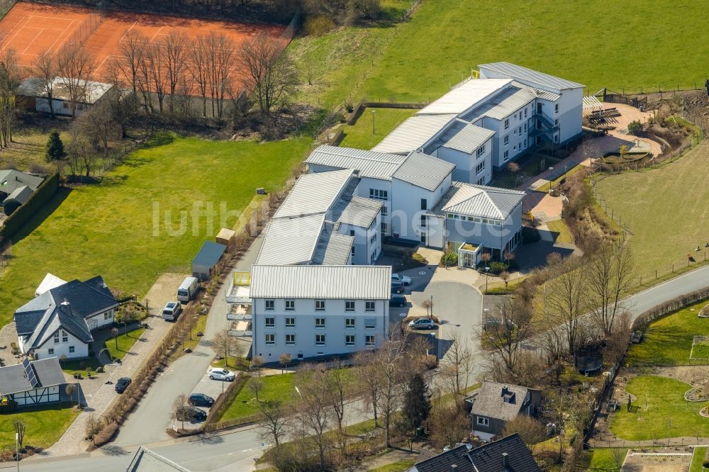 Luftaufnahme Schmallenberg - Gebäude des Seniorenzentrums Seniorencentrum St.Raphael in Schmallenberg im Bundesland Nordrhein-Westfalen, Deutschland