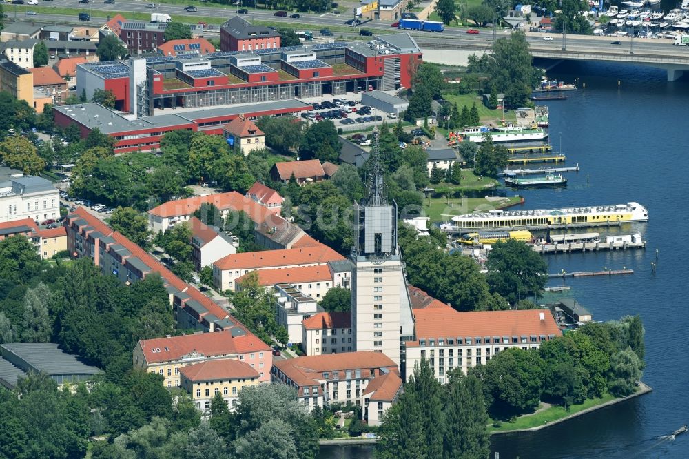 Potsdam von oben - Gebäude des Seniorenzentrums Seniorenresidenz Heilig-Geist-Park am Ufer der Havel an der Burgstraße im Ortsteil Innenstadt in Potsdam im Bundesland Brandenburg, Deutschland