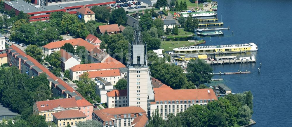 Potsdam aus der Vogelperspektive: Gebäude des Seniorenzentrums Seniorenresidenz Heilig-Geist-Park am Ufer der Havel an der Burgstraße im Ortsteil Innenstadt in Potsdam im Bundesland Brandenburg, Deutschland