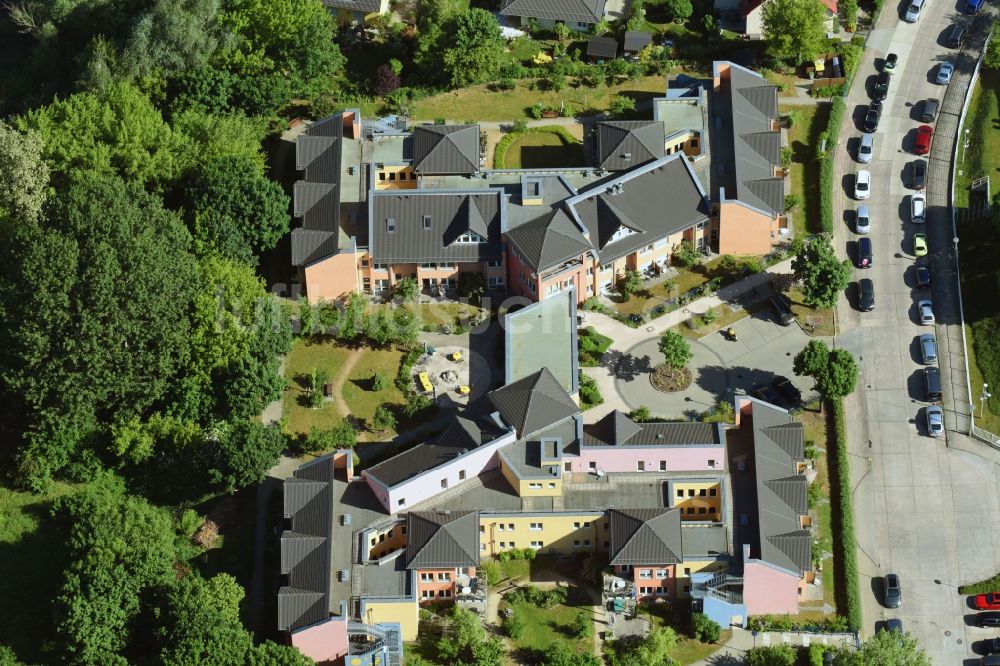 Berlin von oben - Gebäude des Seniorenzentrums Wohnpark am Rohrpuhl an der Florastraße in Berlin, Deutschland