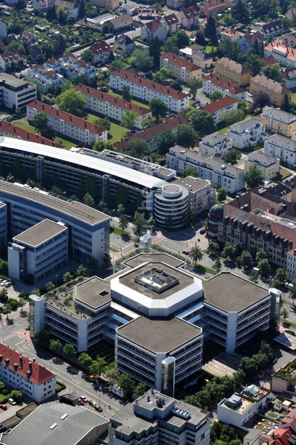 Erlangen aus der Vogelperspektive: Gebäude der Siemens Building Technologies GmbH in Erlangen im Bundesland Bayern