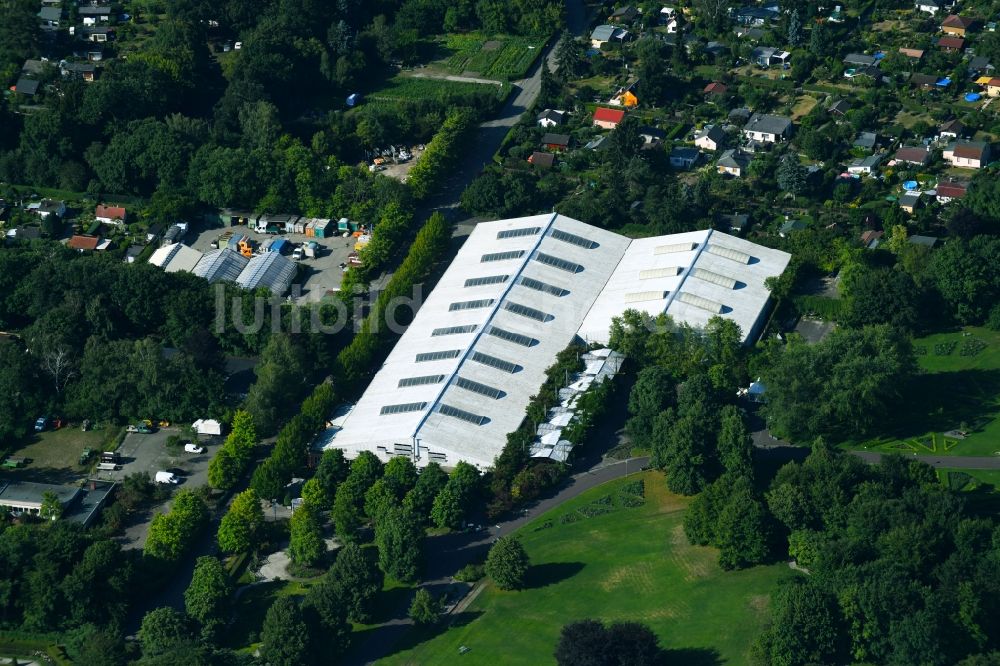 Berlin von oben - Gebäude der Sporthalle der Fachvereinigung Tennis im Betriebssportverband Berlin e.V. im Ortsteil Neukölln in Berlin, Deutschland