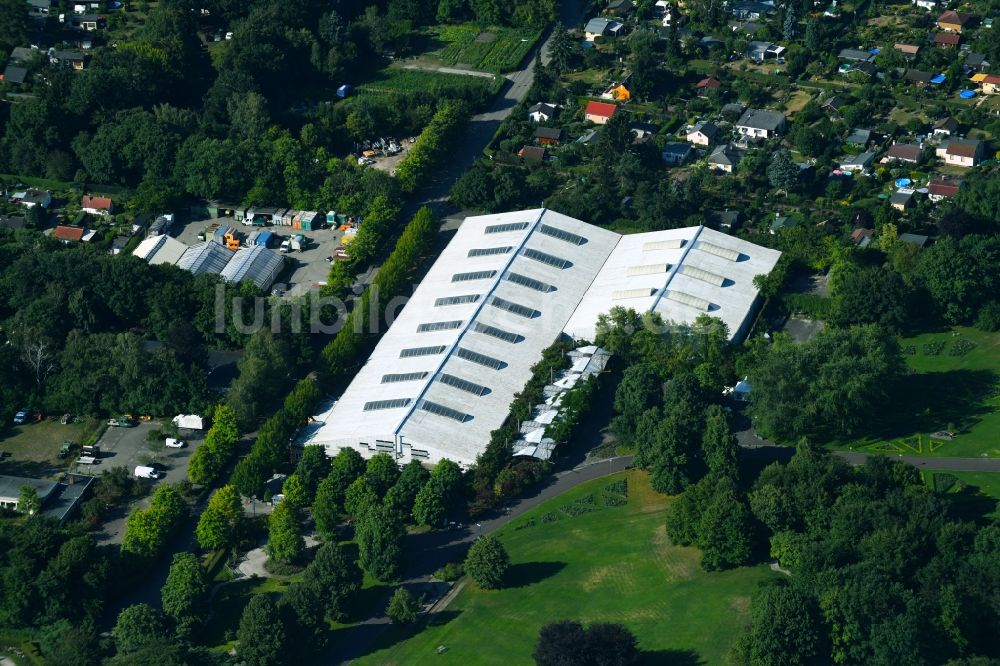 Berlin aus der Vogelperspektive: Gebäude der Sporthalle der Fachvereinigung Tennis im Betriebssportverband Berlin e.V. im Ortsteil Neukölln in Berlin, Deutschland