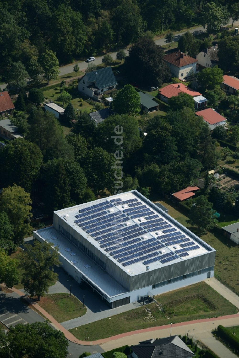 Luftbild Grünheide (Mark) - Gebäude der Sporthalle und Mehrzweckhalle Müggelspreehalle im Ortsteil Hangelsberg in der Gemeinde Grünheide (Mark) im Bundesland Brandenburg