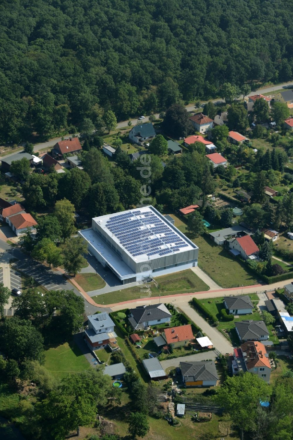 Luftaufnahme Grünheide (Mark) - Gebäude der Sporthalle und Mehrzweckhalle Müggelspreehalle im Ortsteil Hangelsberg in der Gemeinde Grünheide (Mark) im Bundesland Brandenburg