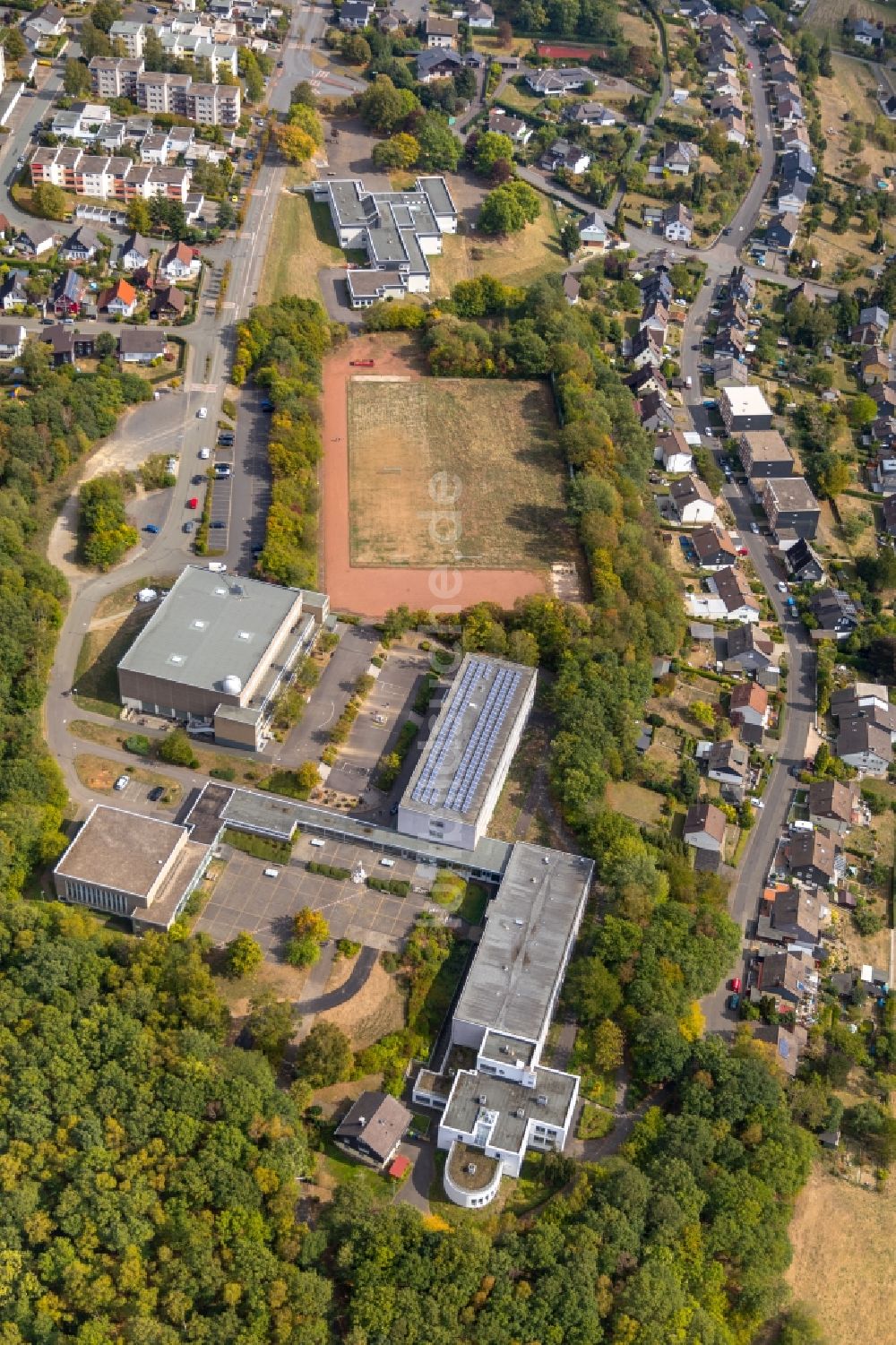 Neunkirchen aus der Vogelperspektive: Gebäude der Sporthalle am Rassberg in Neunkirchen im Bundesland Nordrhein-Westfalen, Deutschland