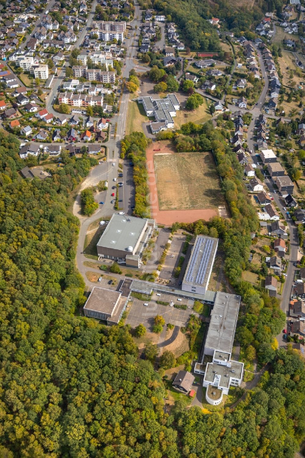 Luftbild Neunkirchen - Gebäude der Sporthalle am Rassberg in Neunkirchen im Bundesland Nordrhein-Westfalen, Deutschland