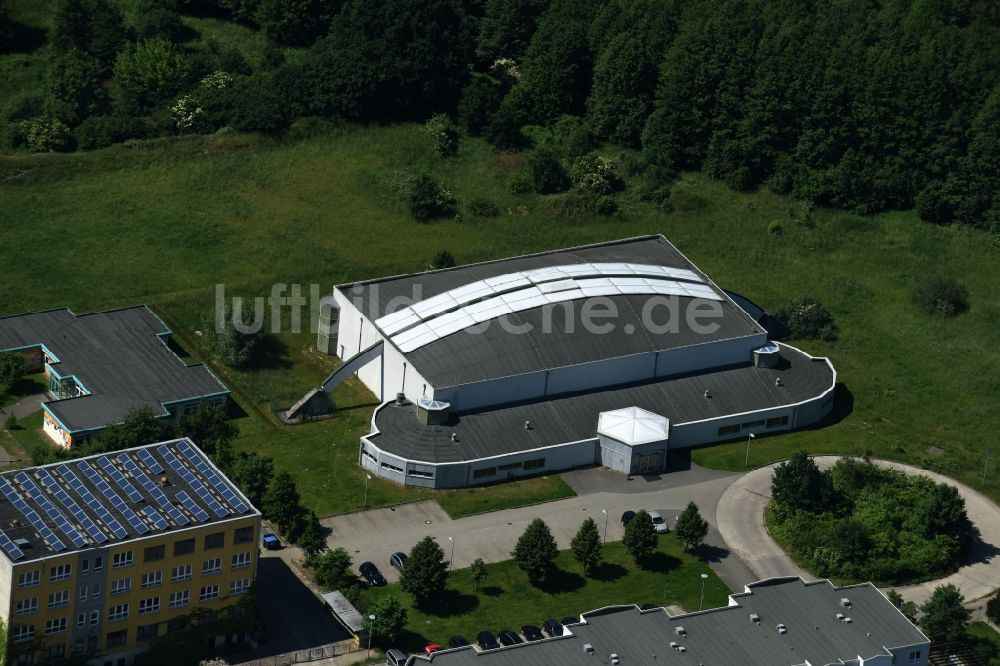 Schwerin von oben - Gebäude der Sporthalle in Schwerin im Bundesland Mecklenburg-Vorpommern