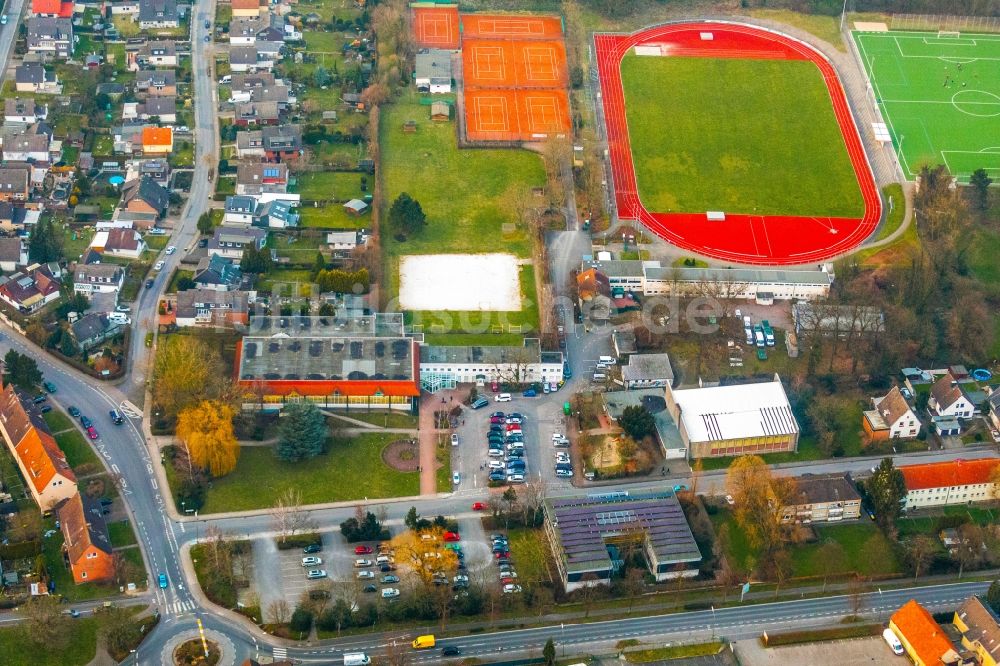 Bergkamen aus der Vogelperspektive: Gebäude der Sporthalle und Sportplatzanlagen am Nordbergstadion in Bergkamen im Bundesland Nordrhein-Westfalen, Deutschland