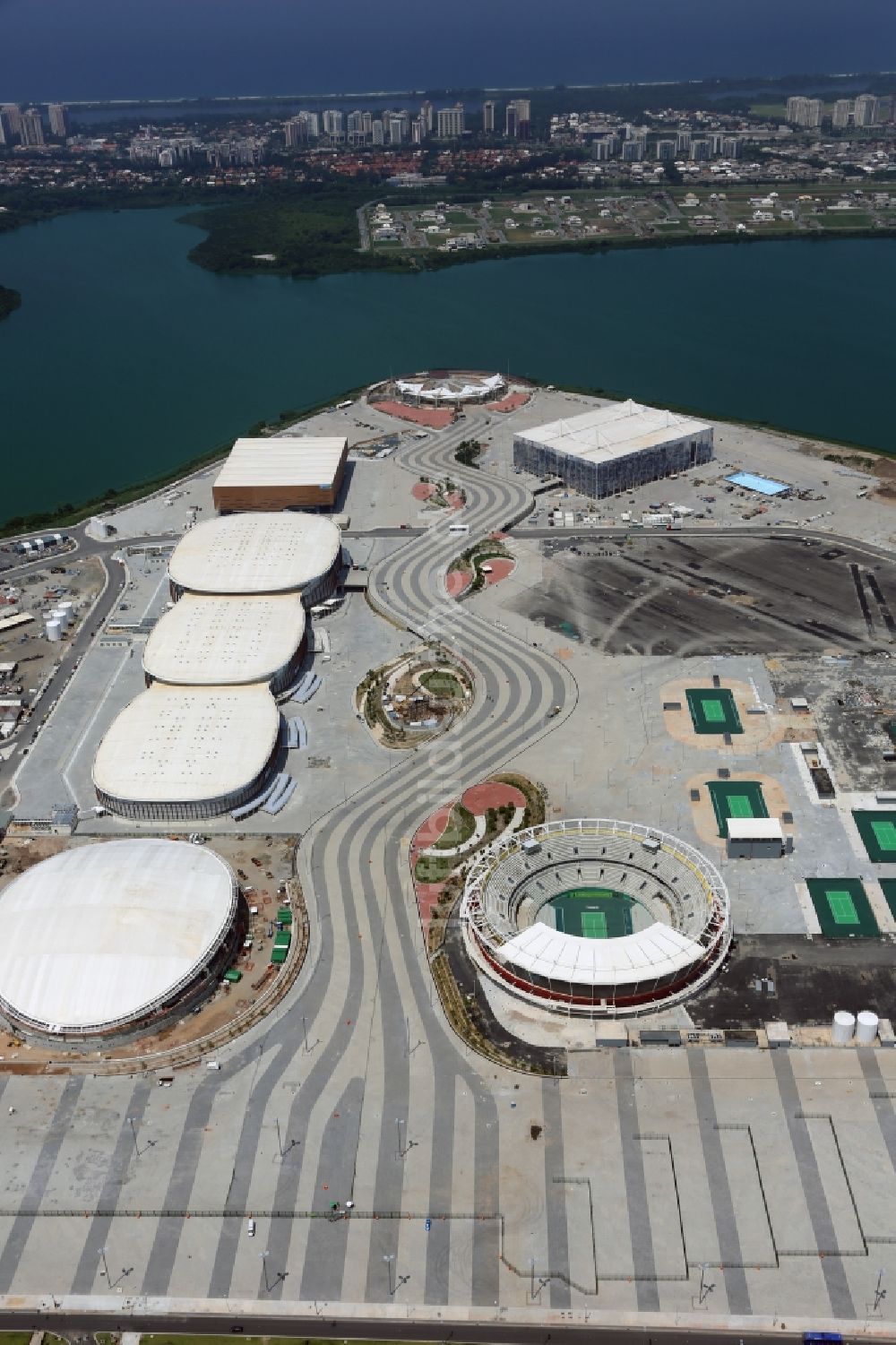 Rio de Janeiro von oben - Gebäude des Sporthallen- Ensemble am Olympiapark vor den Sommerspielen der Spiele der XXXI. Olympiade in Rio de Janeiro in Rio de Janeiro, Brasilien