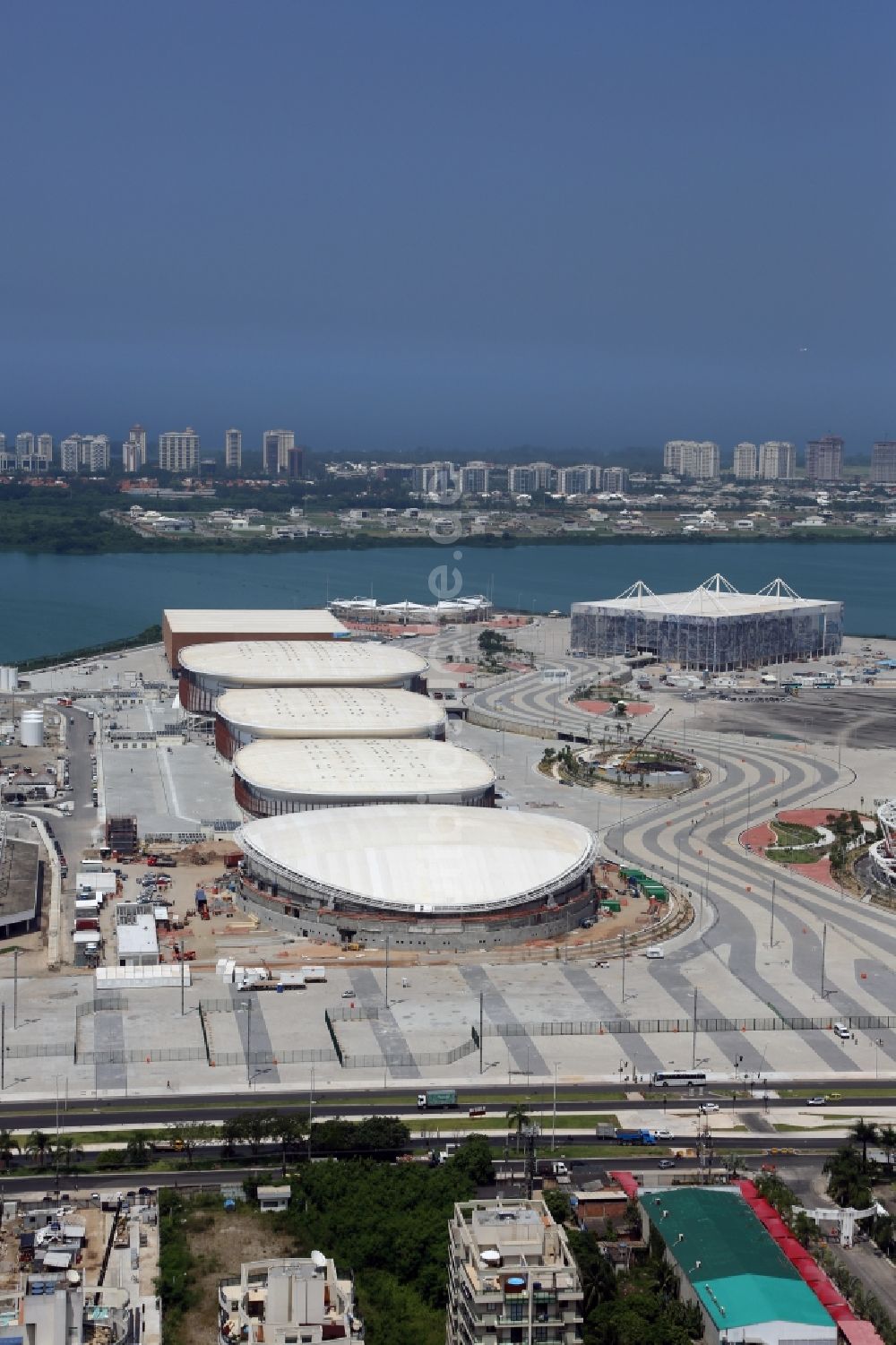 Rio de Janeiro aus der Vogelperspektive: Gebäude des Sporthallen- Ensemble am Olympiapark vor den Sommerspielen der Spiele der XXXI. Olympiade in Rio de Janeiro in Rio de Janeiro, Brasilien